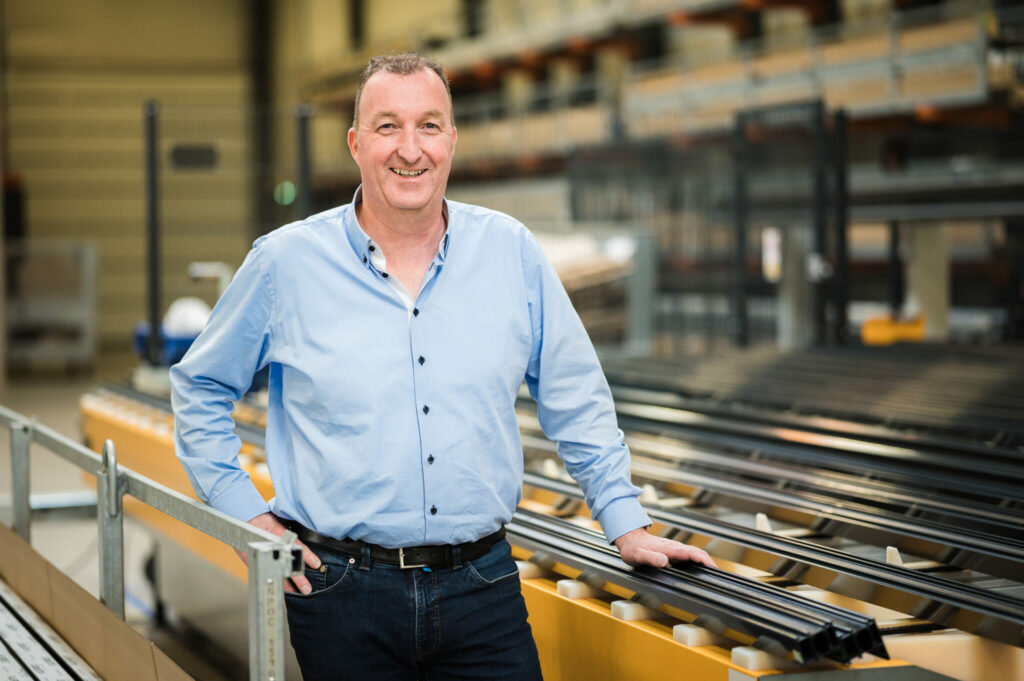 Tom Louwers in fabriek atoom13 bij aluminium profielen