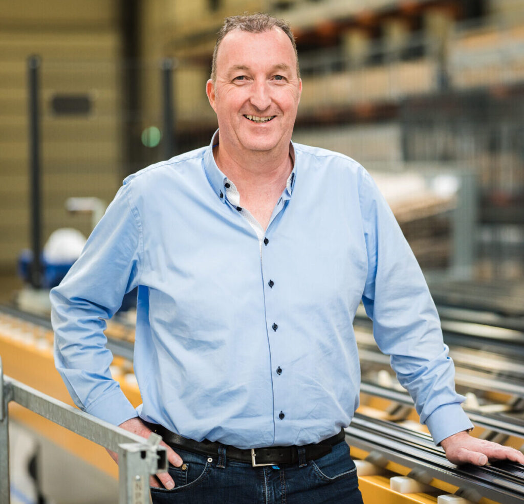 Tom Louwers in fabriek atoom13 bij aluminium profielen